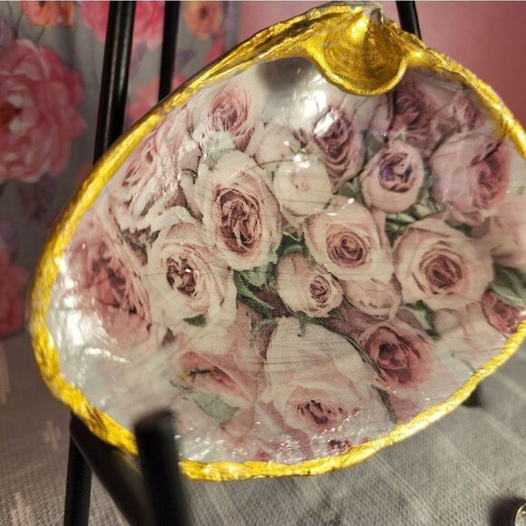 DECOUPAGE CLAM SHELL DECOUPAGE PINK ROSES ON A CLAM SHELL TRINKET DISH - Picture 2 of 10